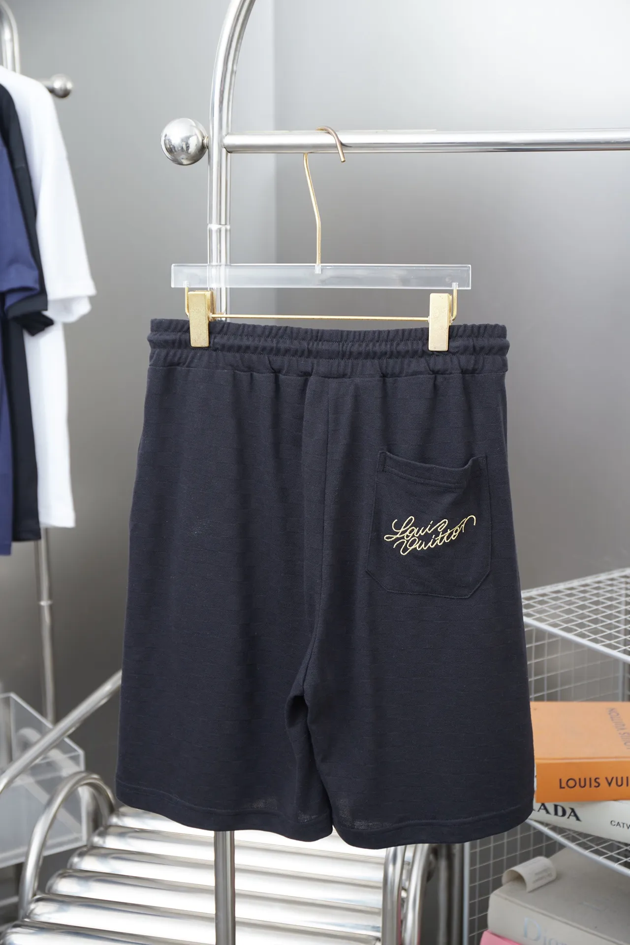 🅿️200 Louis LV 25ss new early spring shorts checkerboard jacquard crown embroidery shorts light luxury essential item for daily commuting for men and women correct version welcome to compare detailed features · piqué jacquard fabric, 100% pure cotton with high count cotton added, dry and avoid stuffiness, made by computer knitting machine or hand weaving machine, the shape is similar to bees. · The gold thread embroidery sealing process is combined, interweaving metal threads with other silk threads · Double-needle stitching across seams · Original main mark, washed tag, branded moisture-proof paper packaging Color: black/white/green Size: S/M/L/XL